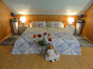 Ferienwohnung - Doppelbett mit Puppe - Pension Spreewaldengel